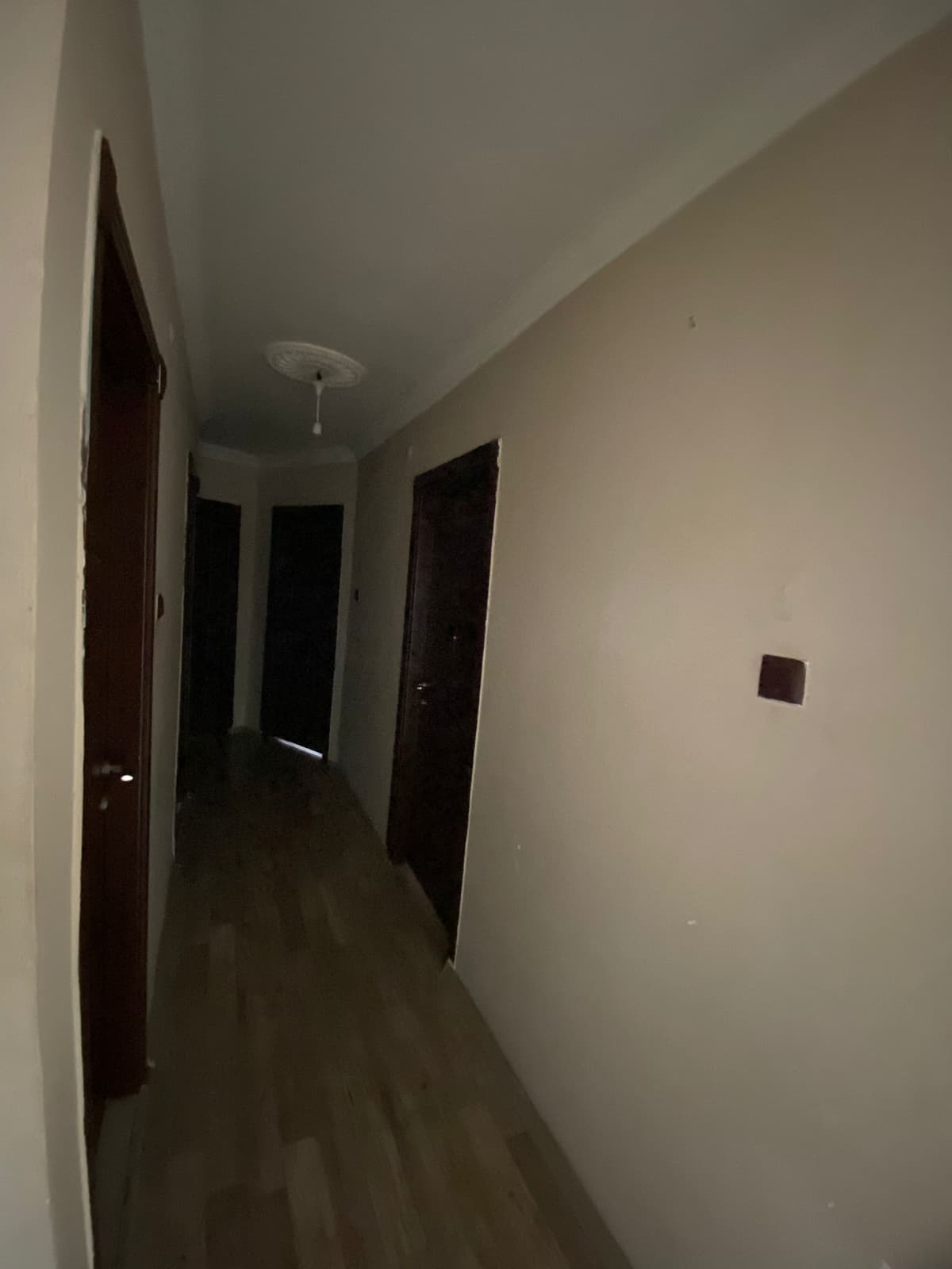 EMLAK MARKASI'ndan CADDE ÜZERİ GENİŞ OTURUM 3+1 K.M!!